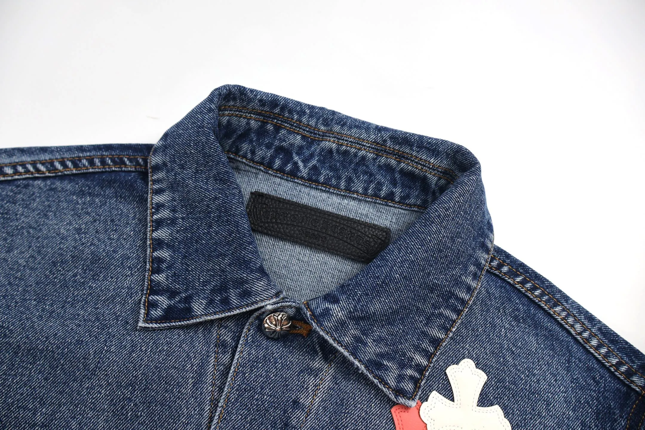 🅿️810 [Exclusive supply] CH Crow Heart Sleeve Cross-Flat Denim Jacket This denim jacket takes the brand's iconic cross element as its core, and stages a wonderful dialogue between hardcore aesthetics and street fashion on retro distressed denim fabric. Design details: the visual fantasy of Gothic symbols, the multi-dimensional expression of the cross totem: the red and white contrasting cross patches are staggered on the chest and back, making the brand more recognizable; the hollow cross pattern leather splicing on the sleeves combines the mystery of religious symbols with the punk-style deconstructed design. Every detail tells the dark aesthetics of Crowe's heart. Retro distressing with denim texture: Selected denim fabrics are treated with distressing techniques to show natural fading and texture, which not only retains the retro accent of denim items, but also adds a casual sense to the overall look. The ingenuity of hardware and tailoring: the metal buttons and hardware all have Croxin's iconic pattern, which shines with exquisite luster under the refraction of light; the neat tailoring of the classic denim jacket is suitable for a variety of wearing scenarios, and can create a strong personal style whether it is layered or worn alone. Croxin's denim jacket is not only a piece of clothing, but also a style badge that highlights unique aesthetics and rebellious attitude. For those who pursue individuality, they can leave their own hardcore mark in the fashion field. Size:S-M-L-XL